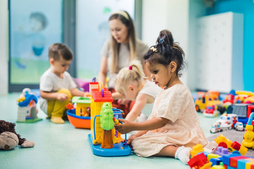 Die Betreuung von Kindern in einer kindertagesstätte / Kita