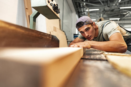 Junger Tischler / Fachkraft / Handwerk