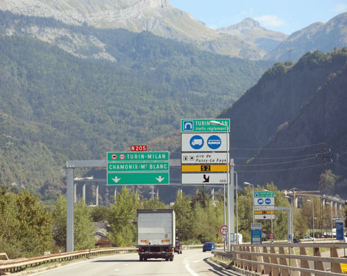 Straßenschilder mit Angabe des Mont-Blanc-Tunnels, der Frankreich mit Italien verbindet.