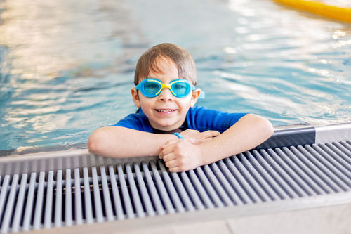 Junge beim Schwimmen im Freibad