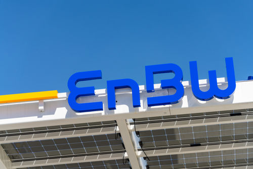 EnBW-Logo auf einer Ladestation für Elektroautos.