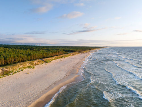 Leerer Strand an der Ostsee