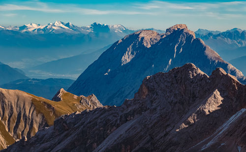 Alpensommerblick mit Blick auf den Berg Hohe Munde vom Schneeferner-Gletscher, Zugspitzplatt, Zugspitze, Top Deutschland, Garmisch-Partenkirchen, Bayern, Deutschland