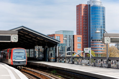 Hamburg Rote unbemannte U-Bahn auf Hochgleis mit Hamburger Hafen