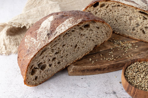 Frischer gebackener und geschnittener Laib aus Dinkel-Sauerteigbrot 