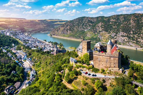 Das Schloss Schönburg (Schoenburg) liegt oberhalb der mittelalterlichen Stadt Oberwesel im UNESCO-Welterbe des Oberen Mittelrheintals am Rhein / Rheinland-Pfalz.