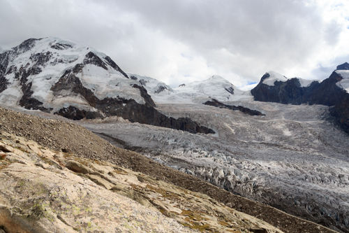 Panoramasicht auf die Berge Lyskamm (links), Castor (Mitte), Pollux (links) und Gletscher Zwillingsgletscher im Bergmassiv Monte Rosa in den Penniner Alpen, Schweiz