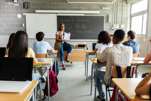 Schule / Klassenzimmer mit Lehrerin und Schülern