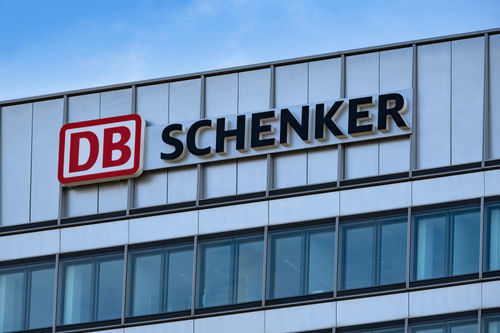 Mehrgeschossiges modernes Gebäude mit DB Schenker Logo, Geschäftsbereich des deutschen Bahnbetreibers Deutsche Bahn mit Schwerpunkt internationale Logistik, Frankfurt, Deutschland