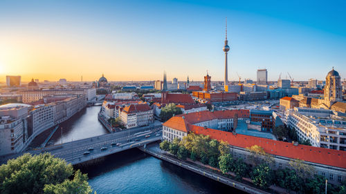 Die Skyline von Berlin bei Sonnenuntergang, Deutschland