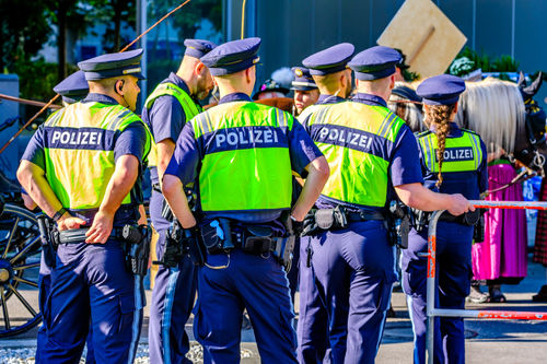 München, Deutschland - 16. September: typischer deutscher Polizeibeamter in der Altstadt von München am 16. September 2023