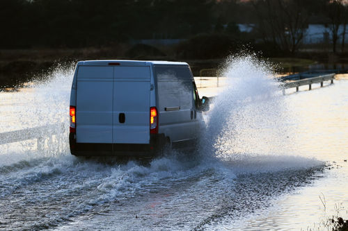 Breslau, Polen, Autos auf einer überschwemmten Straße / Überschwemmung / Hochwasser