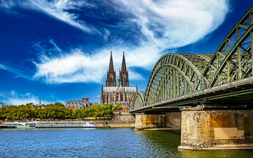 Schöne Rheinschlucht, mittelalterliche gotische Kuppel, Hohenzollernbrücke, blauer Sommerhimmel - Köln, Deutschland