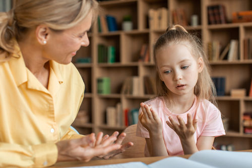 Kleines Mädchen bei Mathe / Rechnen mit den Händen / Fingern