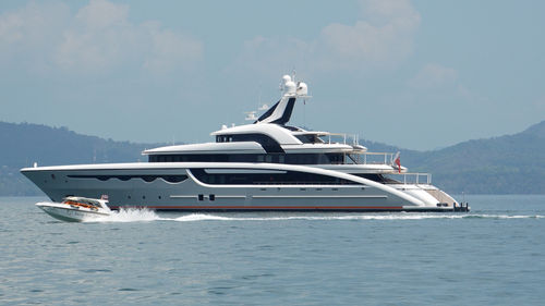 Riesige Motor-Mega-Yacht in einer tropischen Landschaft, Luxus-Privat-Motoryacht in den Tropen