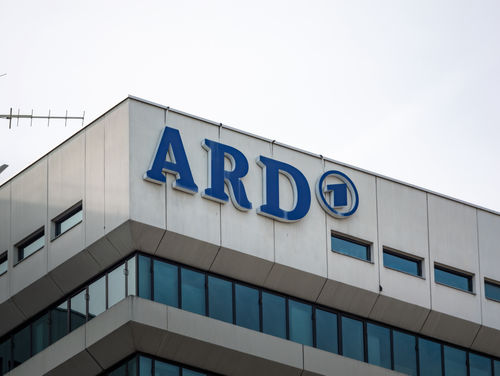 MÜNCHEN, DEUTSCHLAND - 5. Juli 2024: ARD-Logo-Zeichen des öffentlich-rechtlichen Rundfunks. Der deutsche Fernsehsender "Das Erste". 