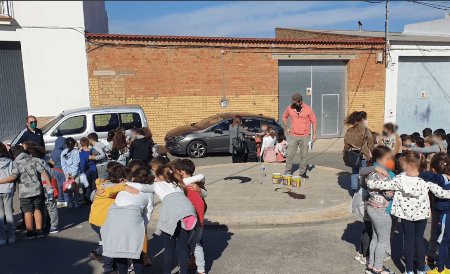 Niños Villalba deliberando sobre esloganes