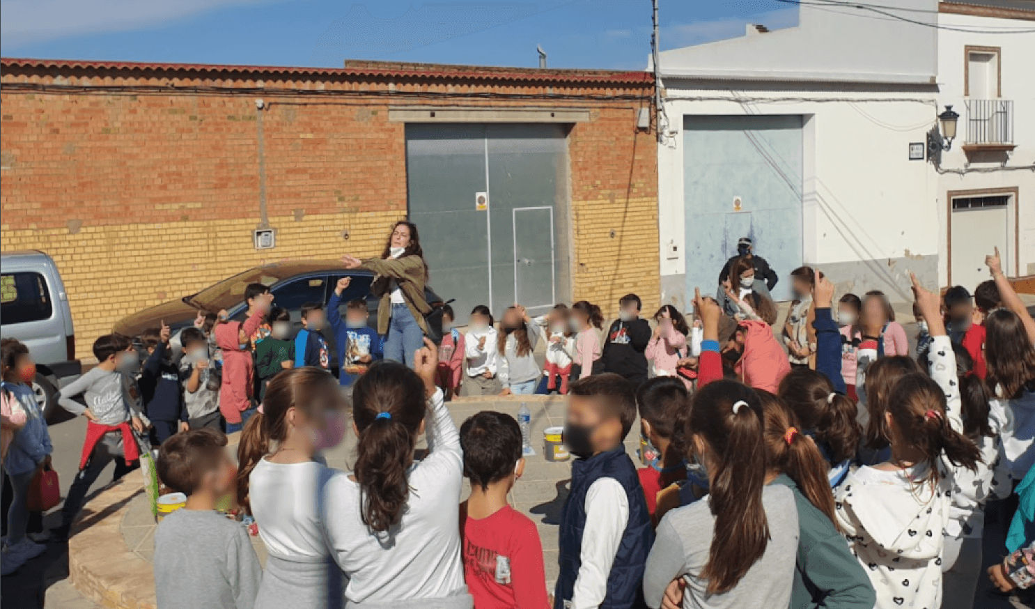 Niños Villalba votan eslogan para mural
