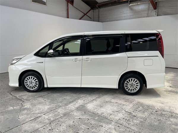 2017 Toyota Noah Enterprise Hamilton image 35265