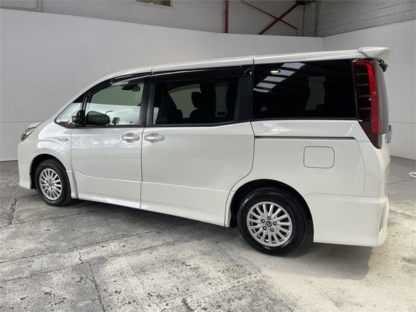 2017 Toyota Noah Enterprise Hamilton image 35266