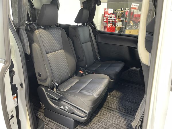 2017 Toyota Noah Enterprise Hamilton image 35277