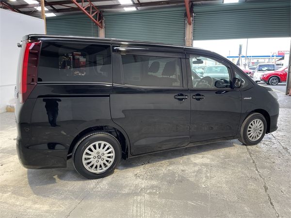 2015 Toyota Noah Enterprise Hamilton image 34739