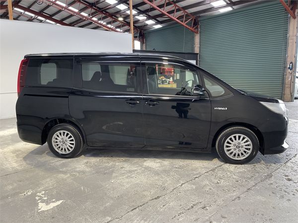 2015 Toyota Noah Enterprise Hamilton image 34740