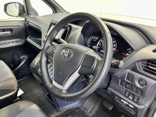 2014 Toyota Voxy Enterprise Hamilton, Te Rapa image 293343