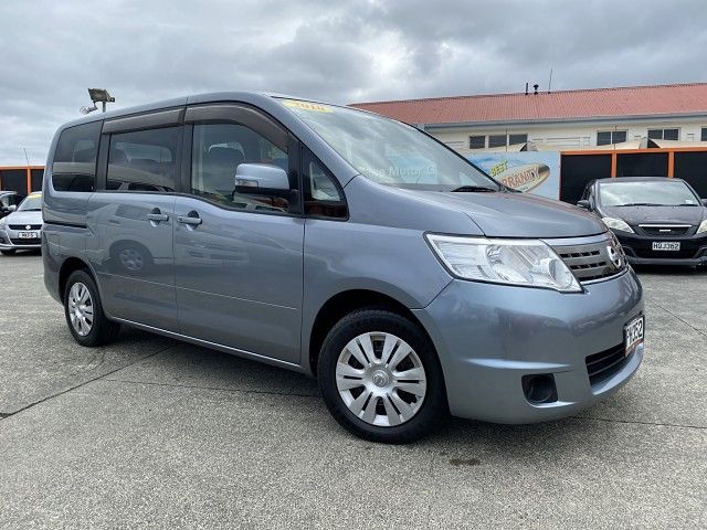 Nissan serena 2010