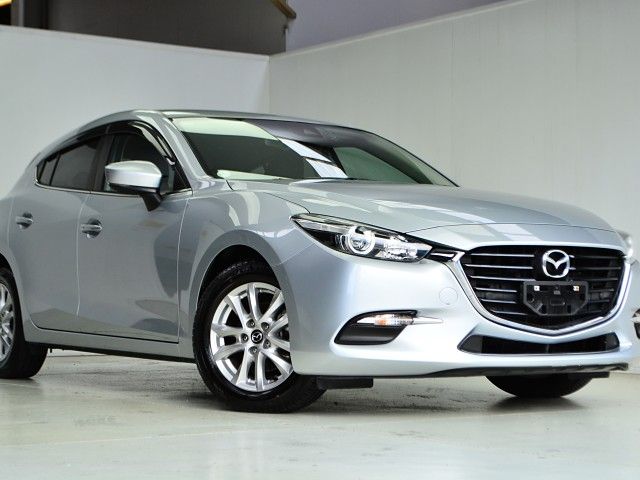 Mazda axela седан
