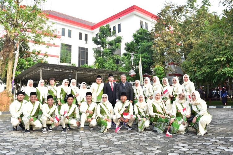 Pengibaran Bendera Sang Merah Putih di Lingkungan BPKAD dalam Rangka Memperingati HUT ke-79 RI