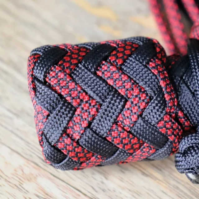 En Rouge & Noir - Select the Knob knot