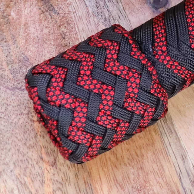 En Rouge & Noir - Select the Knob knot