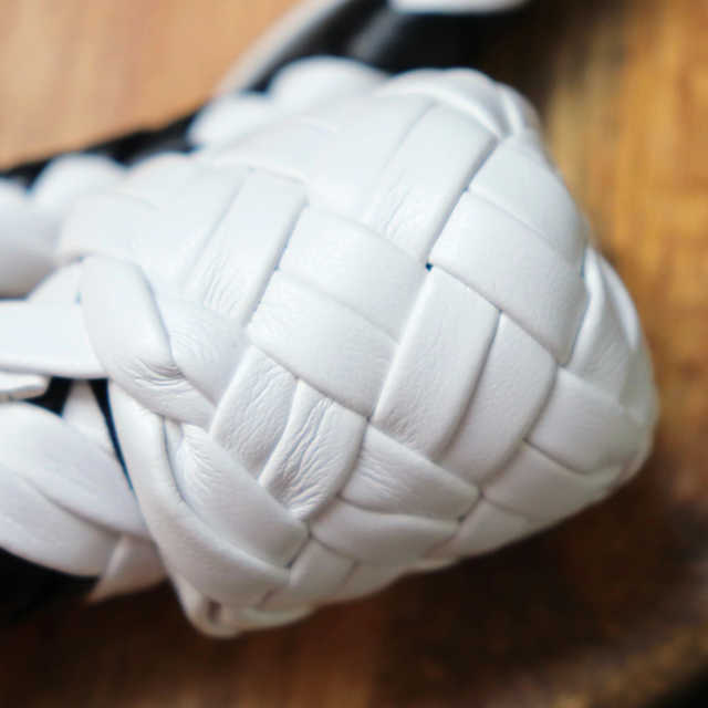Miss Devil - Select the knob knot