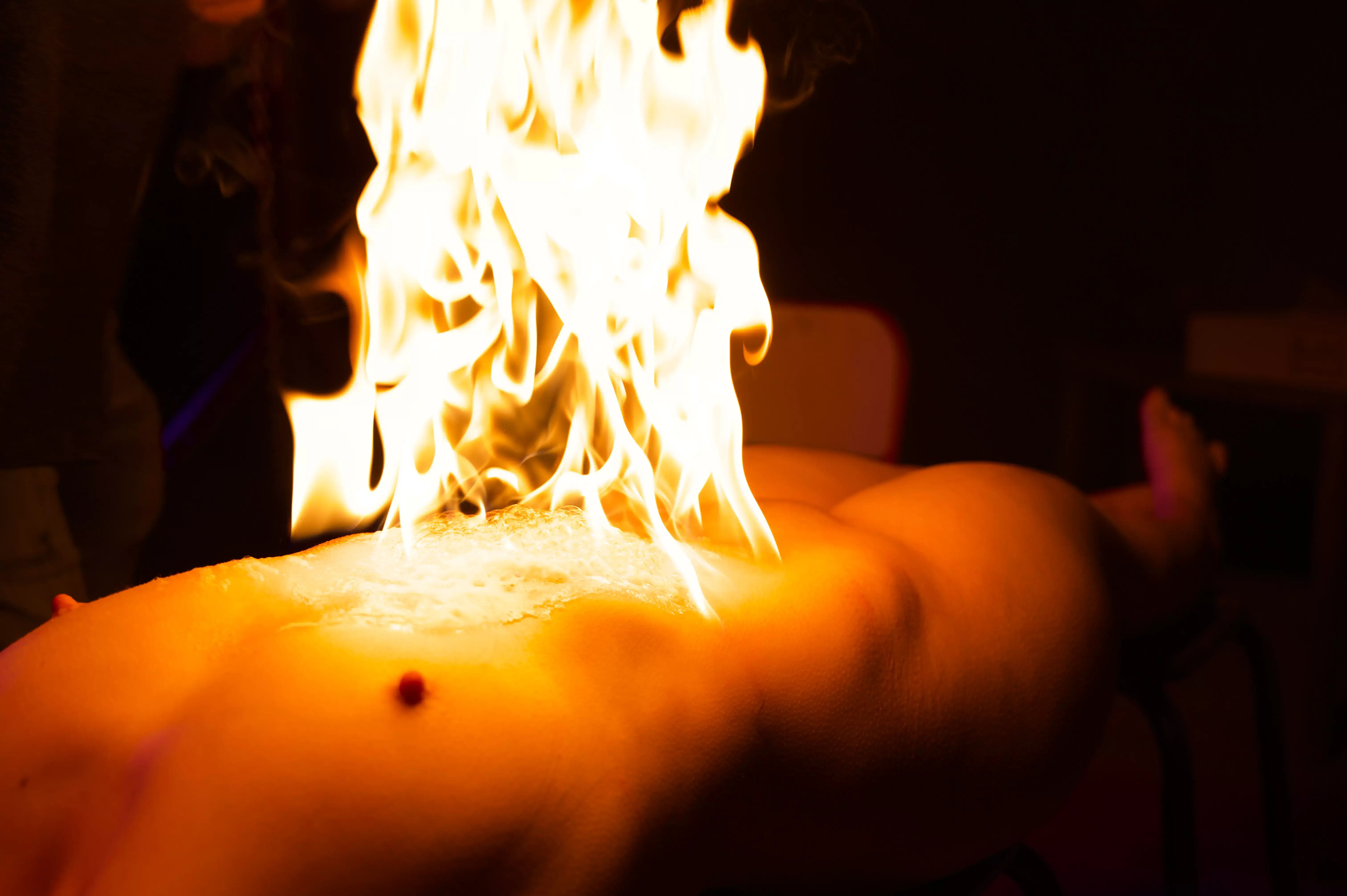 Démonstration de massage au feu avec des torches - photo par Olivierdelanuit