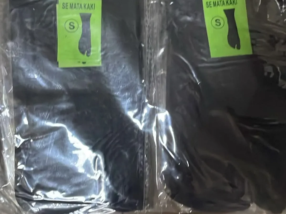 kaos kaki hijab hitam