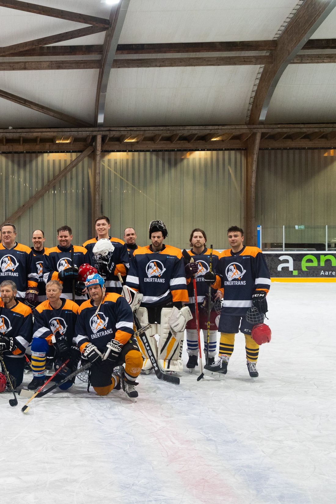 L’équipe de hockey EnerTrans montre un fort esprit d’équipe sur la glace