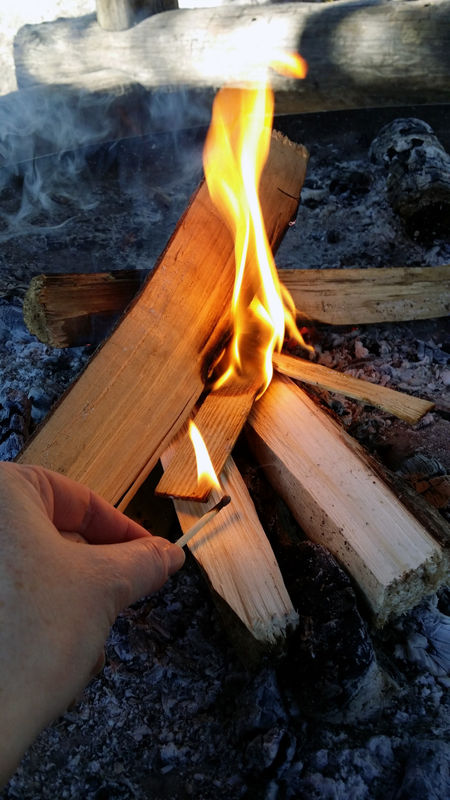 Normaalikeleissä kaksi lastua riittää isonkin nuotion käynnistämiseen.