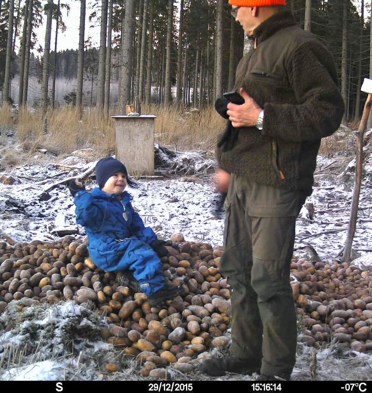 Eräneuvos ja pojanpoika peuranruokinnan tarkastuskierroksella