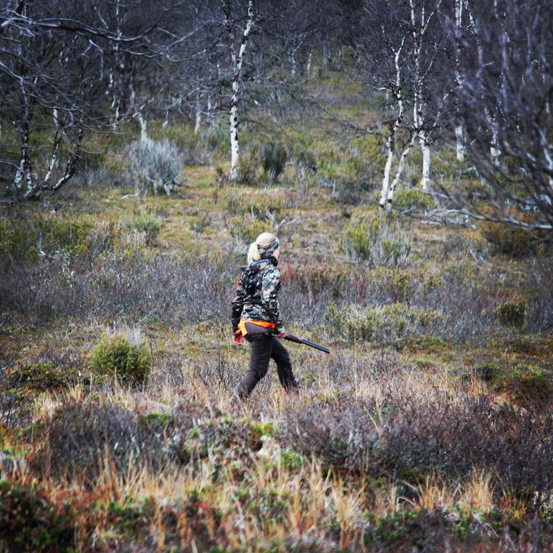 Metsästäjät kulkevat omia polkujaan yksin tai yhdessä
