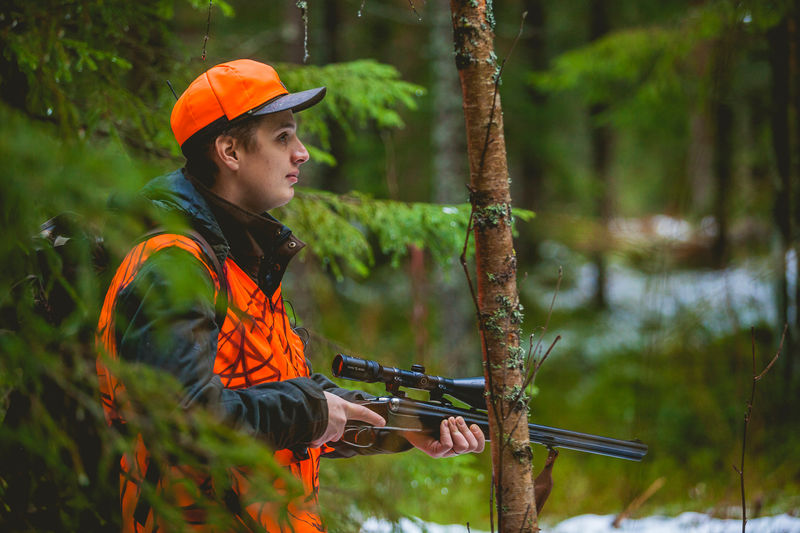 Juhani Rosenström keskittyy peurapassissa. Hän oli yksi peurapaketin ostaneista jahtivieraista Lopella marraskuussa 2016.