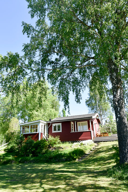 Jahtivieraat majoitetaan lähiseudun mökkeihin. Jernuddenin oma metsästystukikohta on kuitenkin rakenteilla.