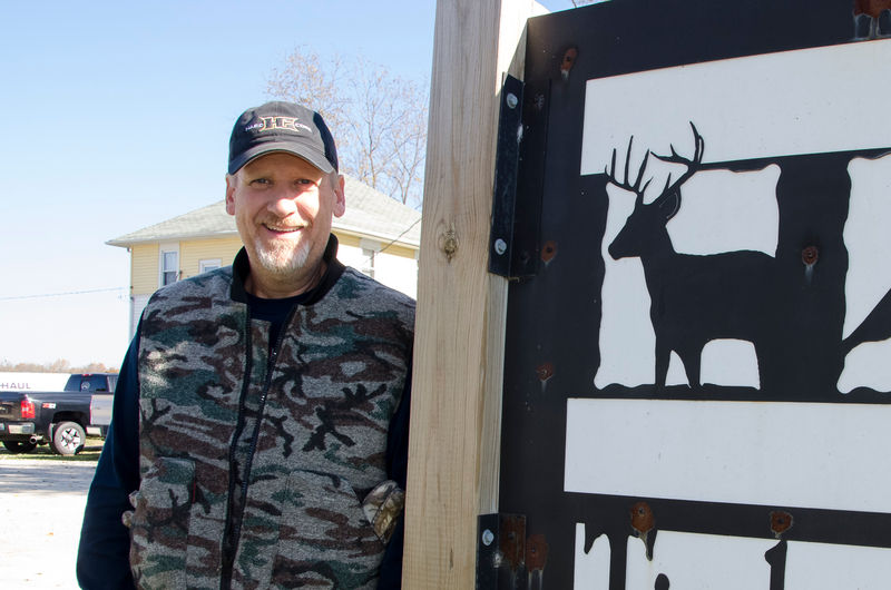 Metsästyspalveluyrittäjä Ben Plattner on toiminut alalla 12 vuotta. Hänen yrityksensä työllistää lisäkseen  yhden kokopäiväisen henkilön ja jahtisesonkina lisäksi puolen tusinaa jahtiopasta. Yksin Illinoisin osavaltiossa on noin 300 metsästyspalveluyritystä. Koko Yhdysvalloissa metsästykseen liittyvät liiketoiminnat ja elinkeinot tarjoavat noin miljoona työpaikkaa.