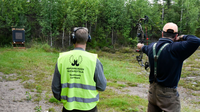 Jousikokeen koetaulussa ei ole selkeää tähtäyspistettä. Ongelma korostuu jos taulun tausta on tumma ja ampuja joutuu käyttämään silmälaseja ikänäön korjaamiseen