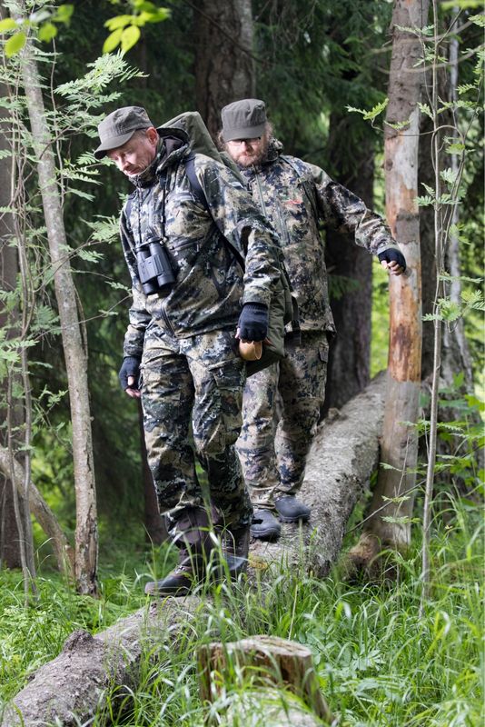 Kuin kaksi marjastajaa. Pikselicamojen haastaja, Desolve Veil (edessä) on kuin rinnakkaislääke Optifadelle. Kauempaa eroja on vaikea nähdä.