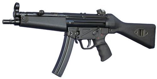 Poliisilla on näitä H&K MP5-aseita sekä konepistooleina että "itselataavina pistoolikarbiineina". Pyörk mikä sanahirviö.