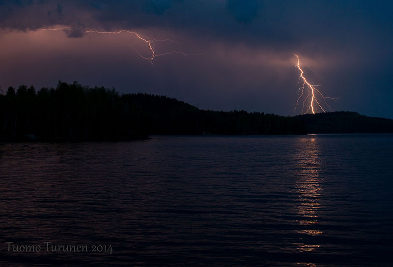 Pitäkäähän helteiden jälkeen kamerat ja jalustat valmiina, sillä ukkosissa riittää kuvattavaa! Canon 5D Mark III, Canon 24-70 2.8L USM, f/8, 15 sek, ISO160, 34mm