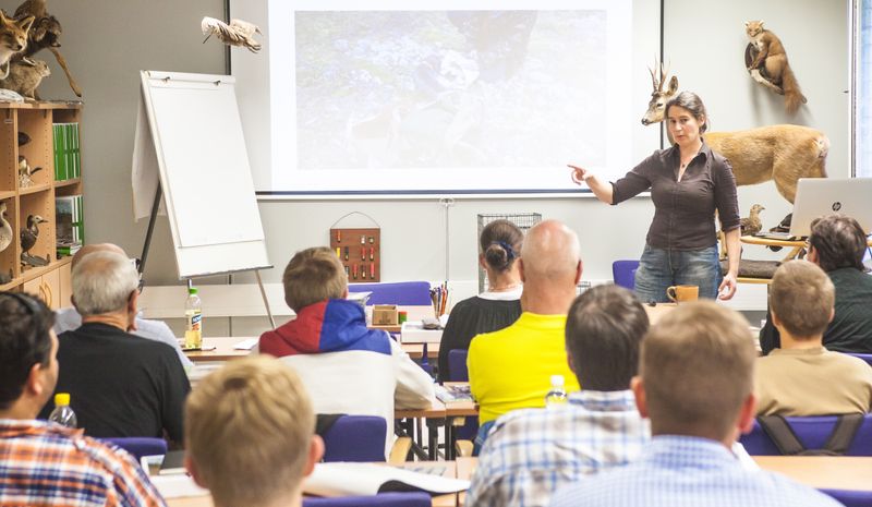 Metsästäjien peruskoulutus on tehostunut vuosikymmenten saatossa. Kuva Helsingin riistanhoitoyhdistyksen kurssilta. Toiminnanohjaaja Paula Laukkanen opettaa. Kuva:Hannu Nieminen 