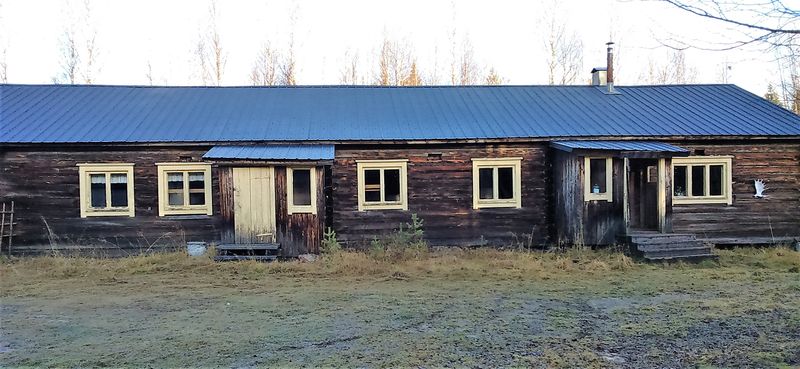 Yhteismetsät tarjoavat myös majoitusmahdollisuuksia vieraileville jahtiporukoilleen. Valikoimaa on mieltymyksen mukaan lähes ilmaisista tukkikämpistä luksushuviloihin. Lisäksi Lomarenkaan tarjonta on helppo löytää Eräverkon sivujen kauutta. Kuva: Varejoen-Kätkävaaran yhteismetsä -