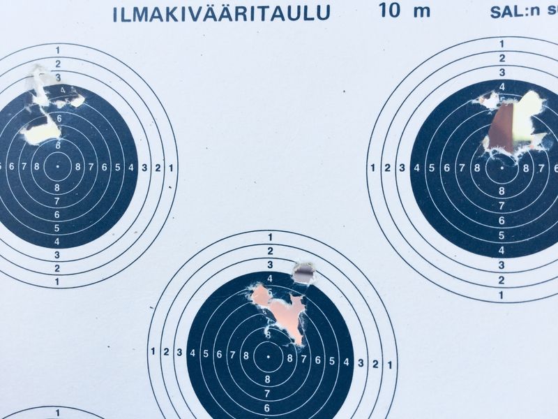 Kiikaritähtäimen kanssa Diana tekee varsin siistiä kasaa. Matkaa noin 15 metriä.